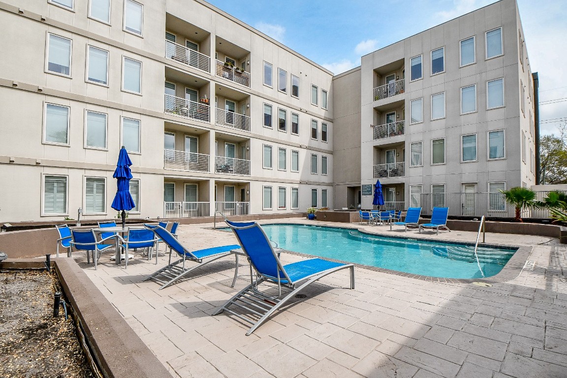 505 Jackson Hill Street, Unit 307 Houston, TX 77007 - Photo 26 of 30 a view of a building with garden and sitting area