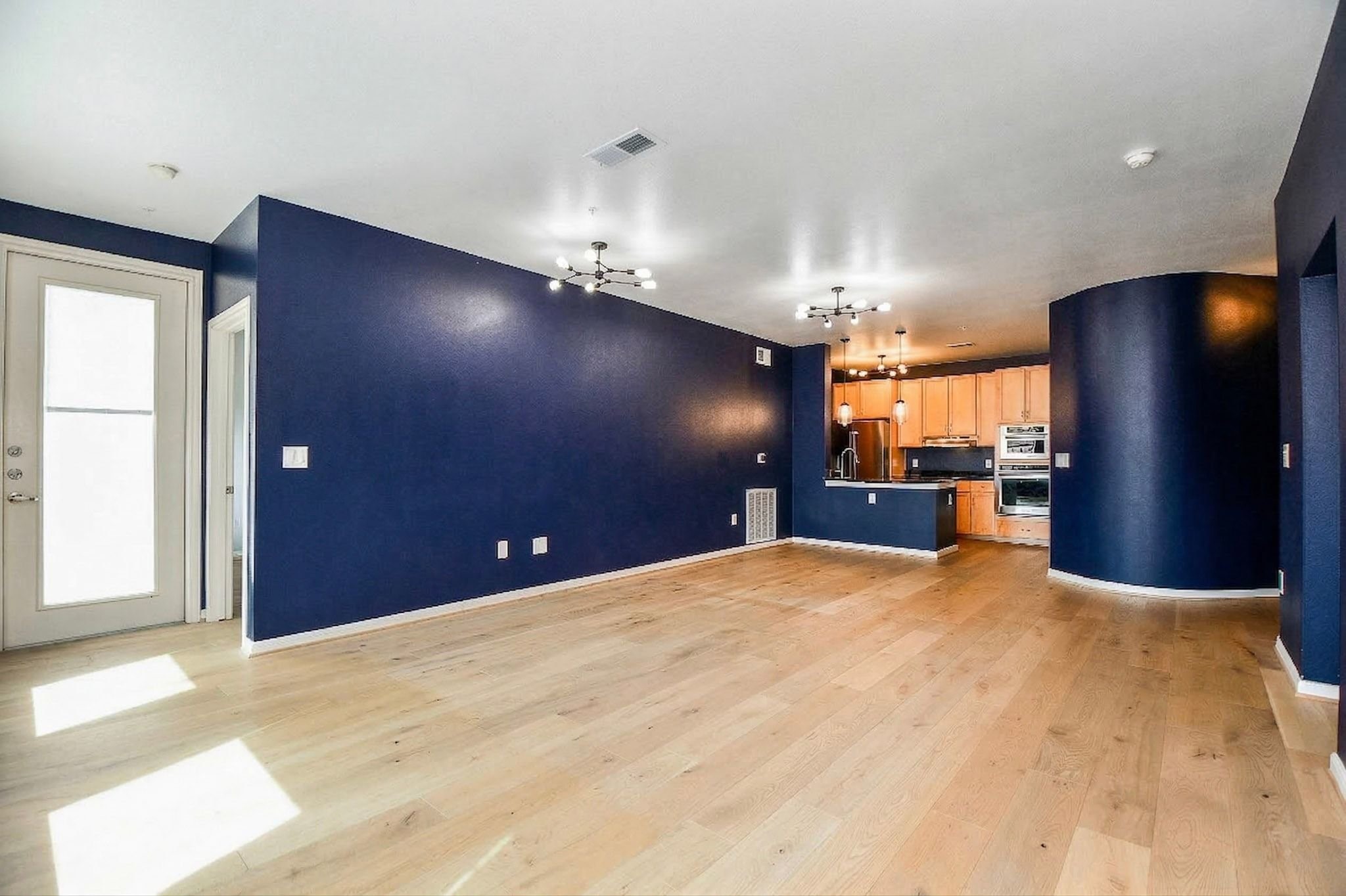 505 Jackson Hill Street, Unit 307 Houston, TX 77007 - Photo 5 of 30 a view of an empty room with a kitchen