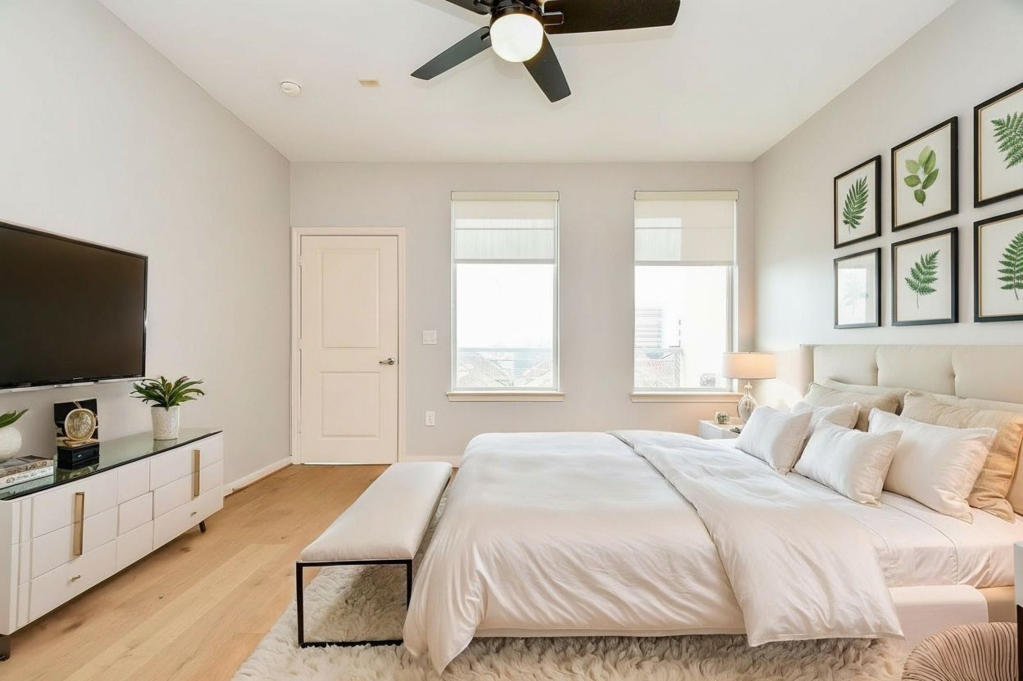 505 Jackson Hill Street, Unit 307 Houston, TX 77007 - Photo 10 of 30 a bedroom with a bed and a flat screen tv