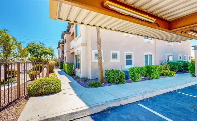 $1,950 | 8985 South Durango Drive, Unit 2024, Las Vegas, NV 89113