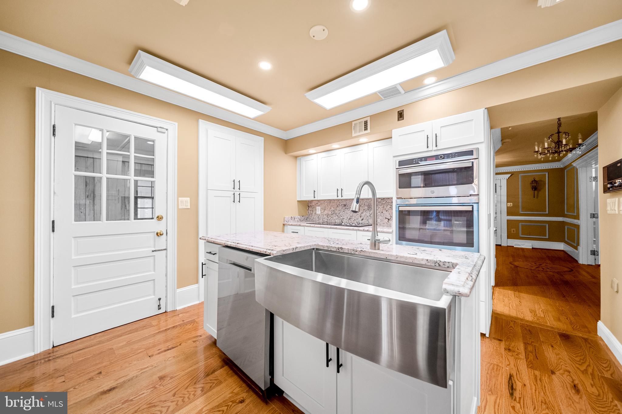 18189 Sands Road Purcellville, VA 20132 - Photo 17 of 145 New kitchen appliances, lights and floors.
