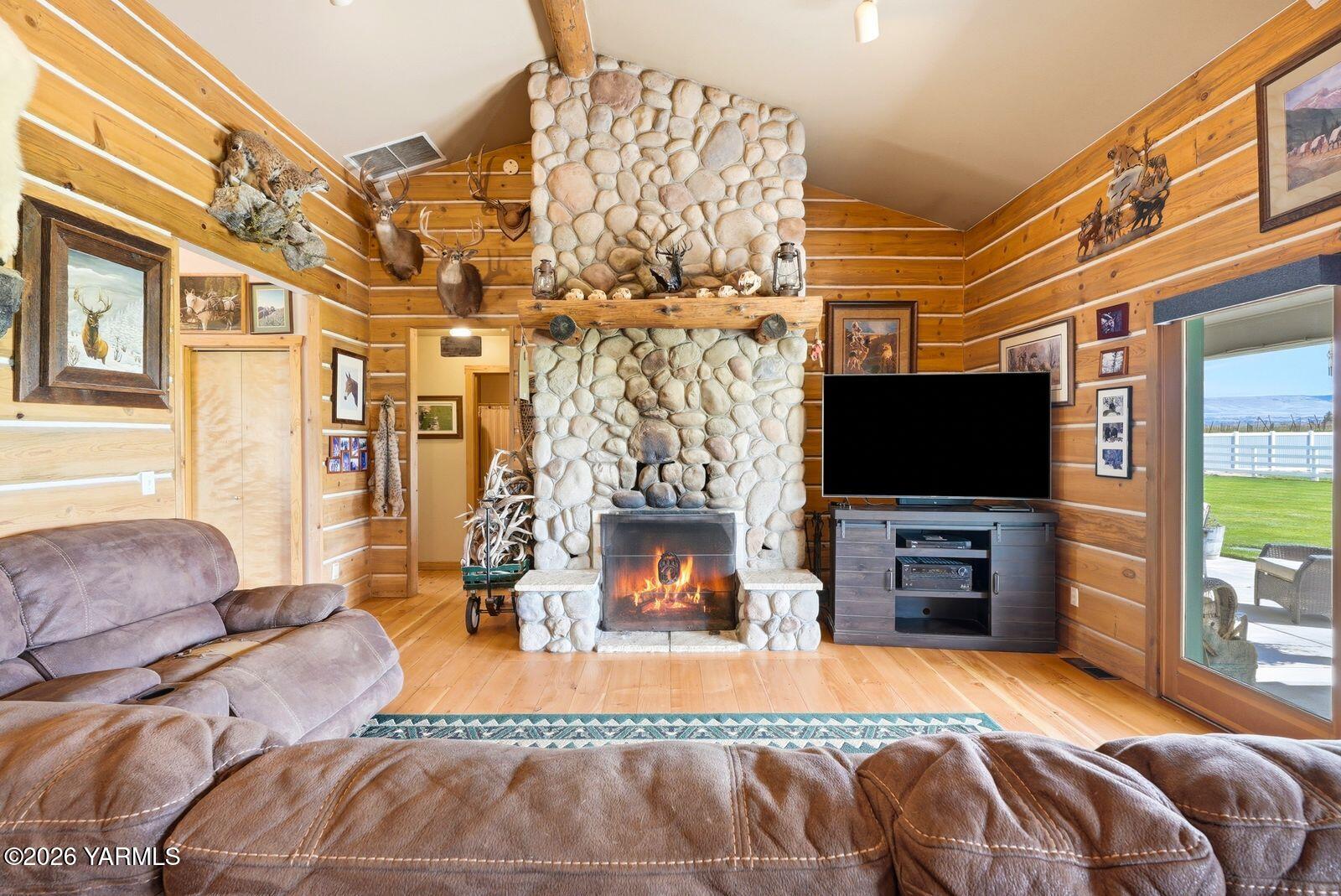 5005 Gamache Road Moxee, WA 98936 - Photo 25 of 48 23 - Floor2CeilingFireplace