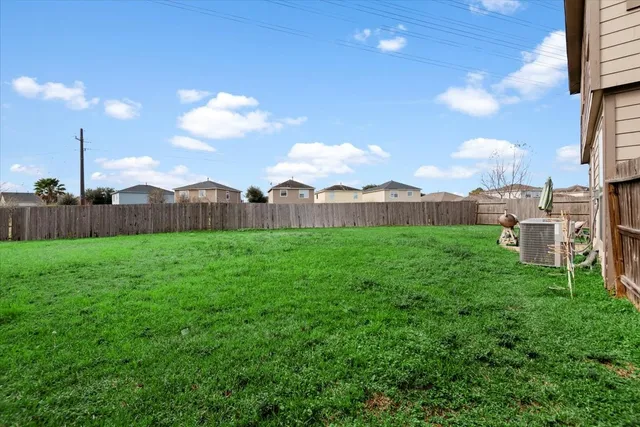 a view of a house with backyard