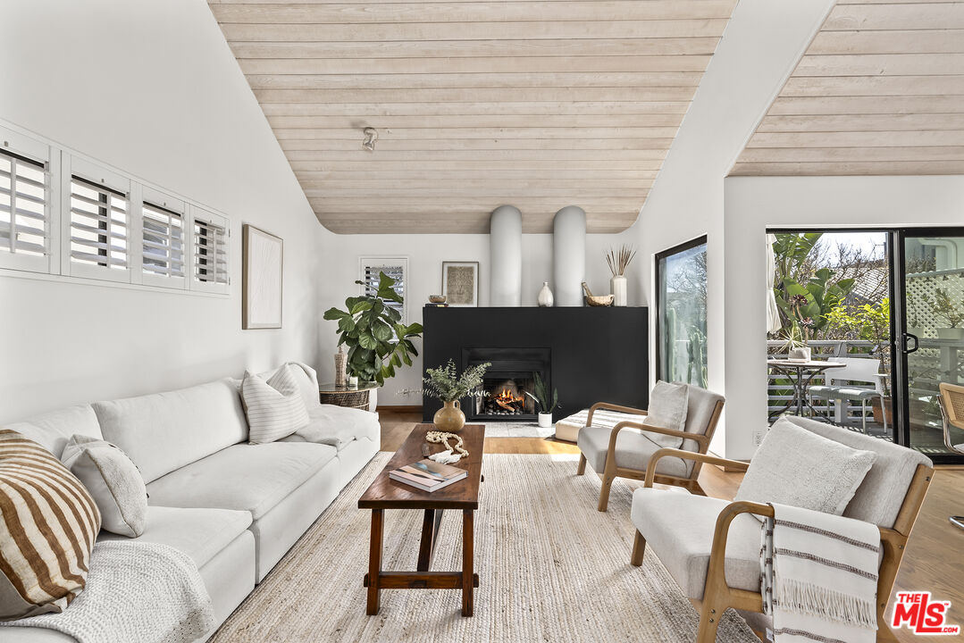 25 18th Avenue Venice, CA 90291 - Photo 2 of 22