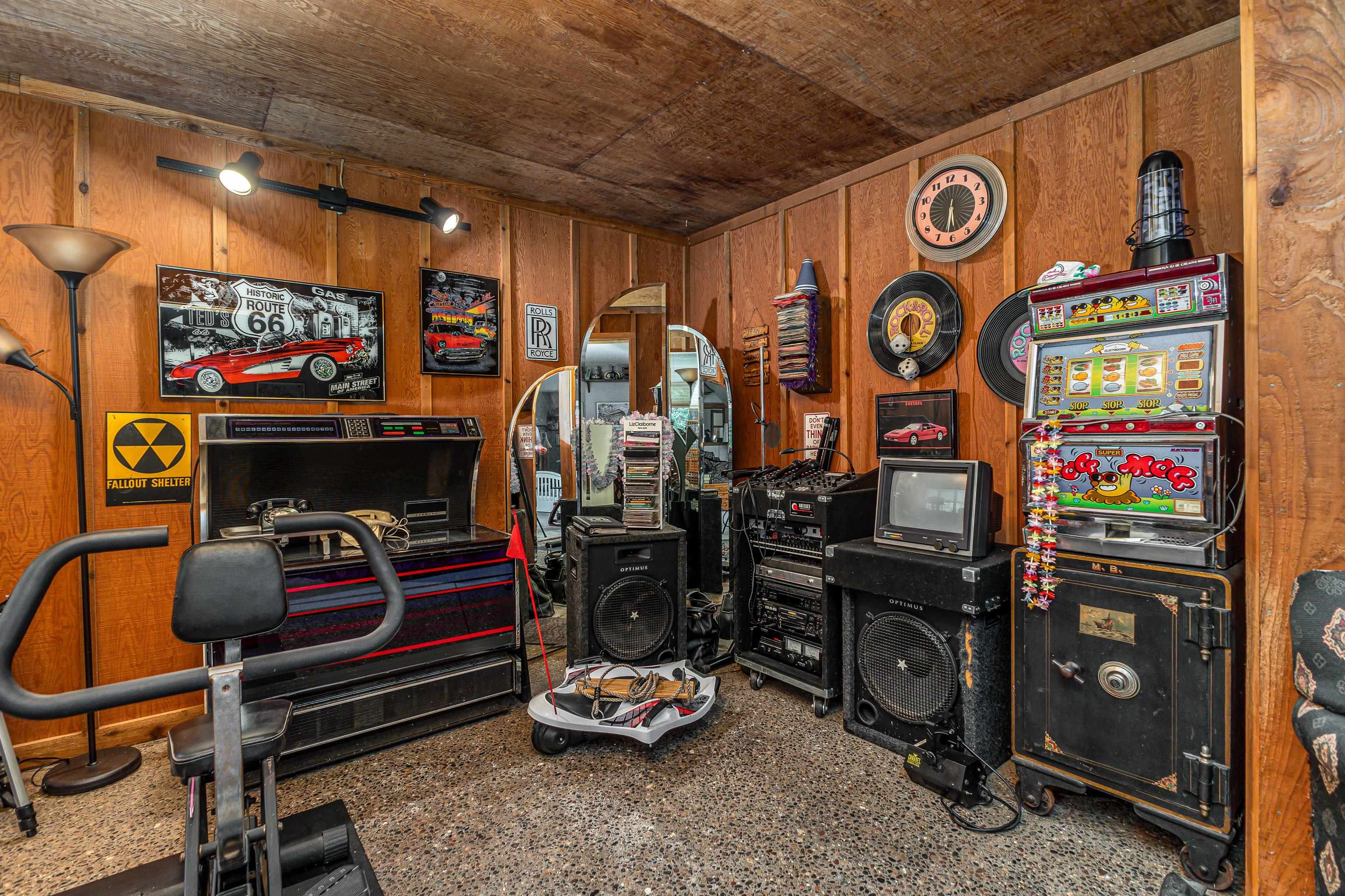103 4th Street Galena, IL 61036 - Photo 25 of 64 a view of a room with gym equipment