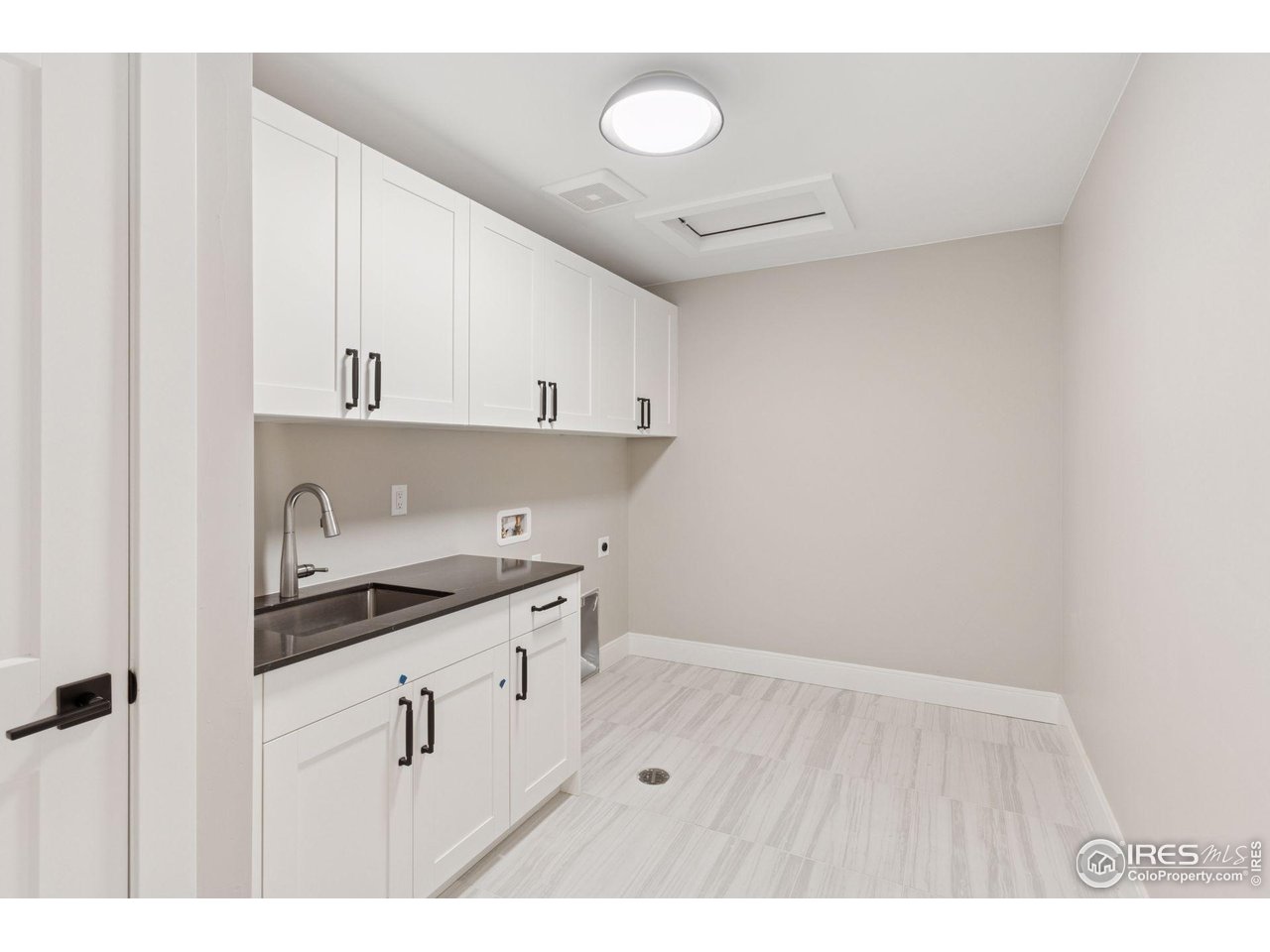 927 William Way Berthoud, CO 80513 - Photo 22 of 28 a kitchen with cabinets and window