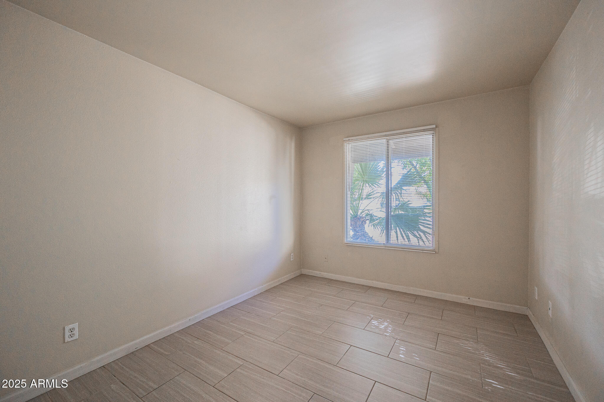 2724 South Azalea Drive Tempe, AZ 85282 - Photo 15 of 25 an empty room with windows