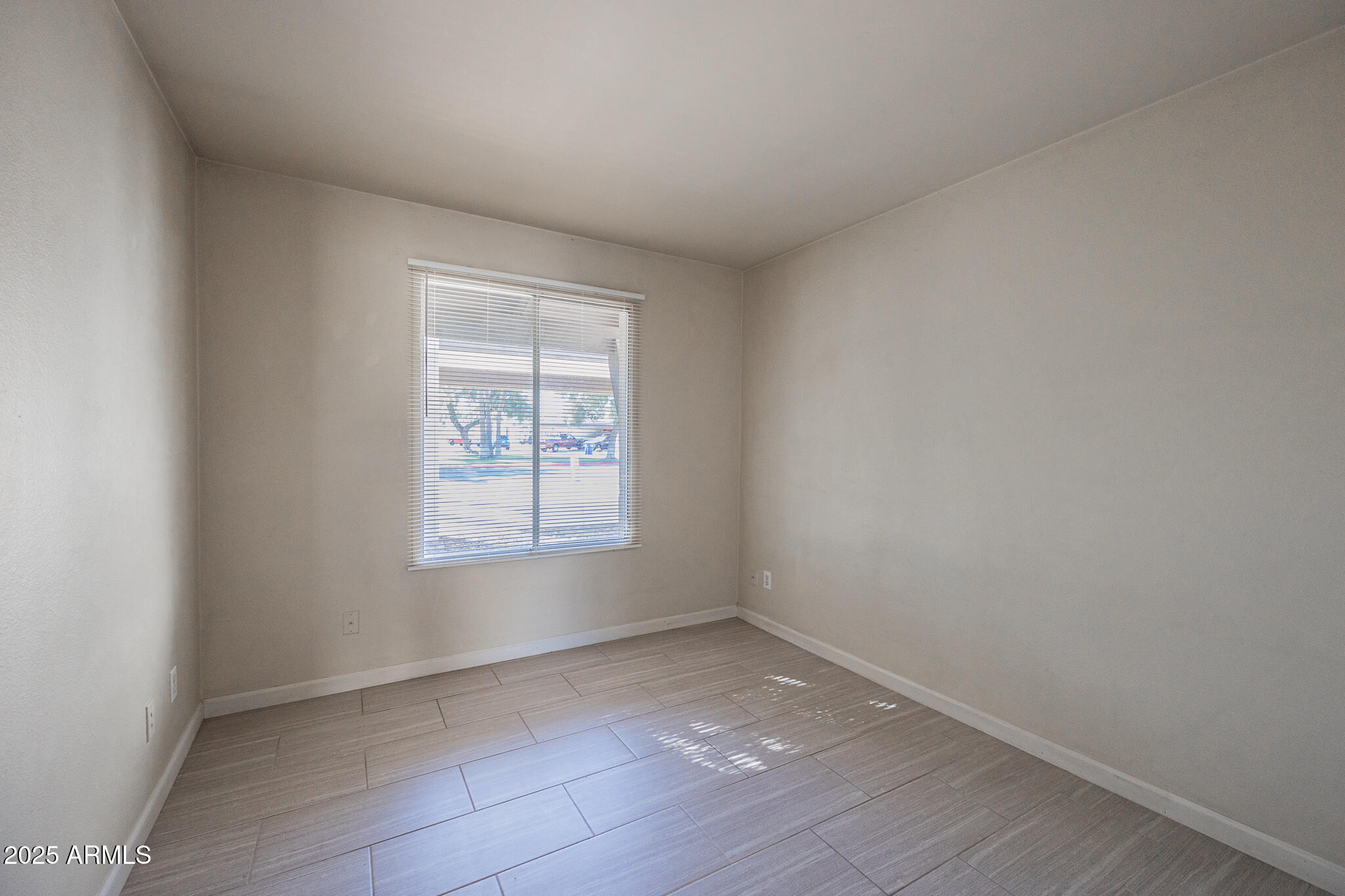 2724 South Azalea Drive Tempe, AZ 85282 - Photo 19 of 25 an empty room with a window