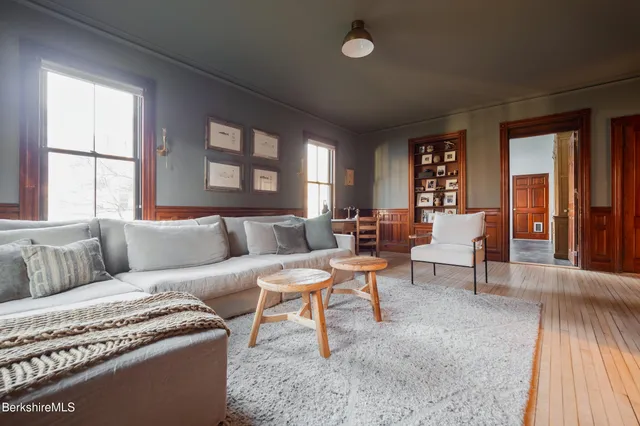 a view of a livingroom with hardwood floor and a ceiling fan