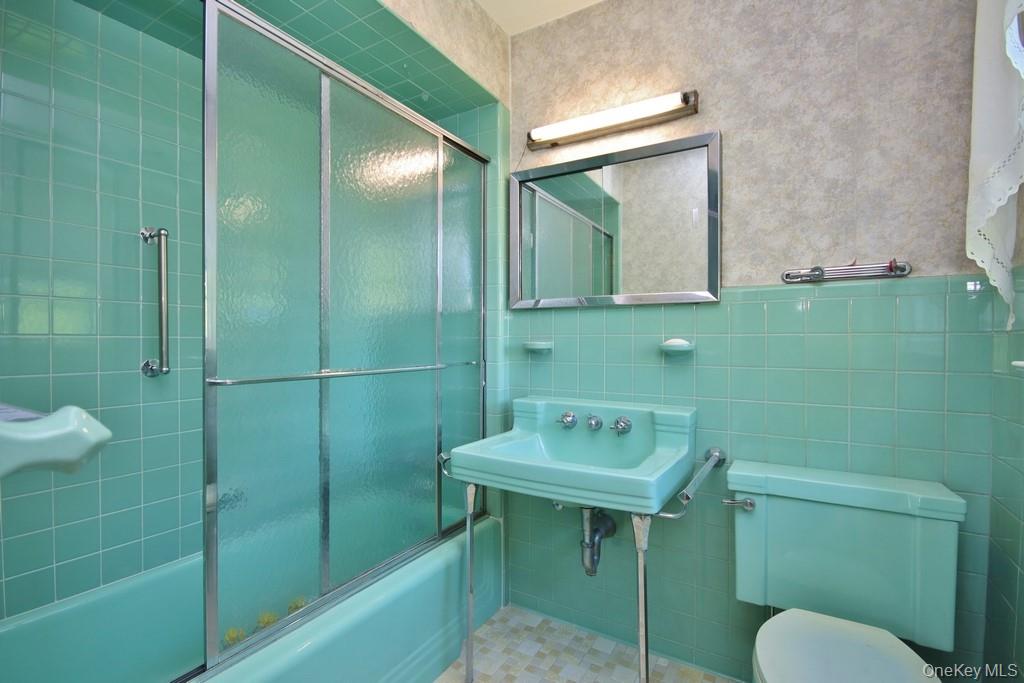 10 Lakeview Road Ossining, NY 10562 - Photo 25 of 38 Primary Bathroom has bathtub with shower