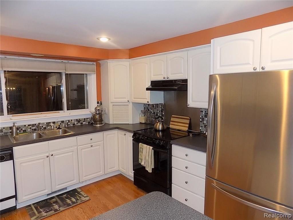 32352 Hearthstone Road Farmington Hills, MI 48334 - Photo 9 of 31