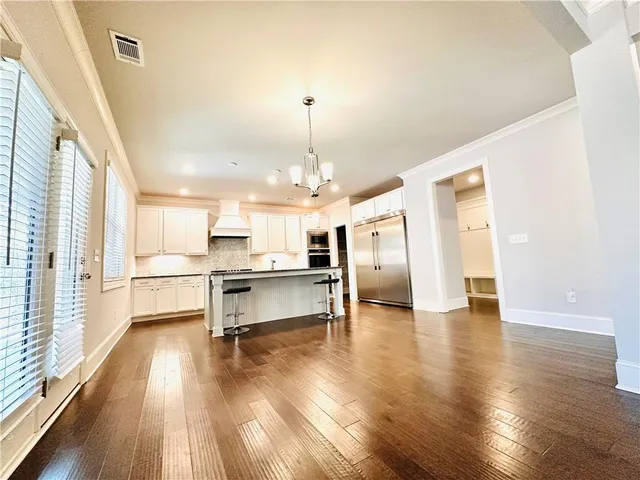 en empty room with windows and ceiling fan