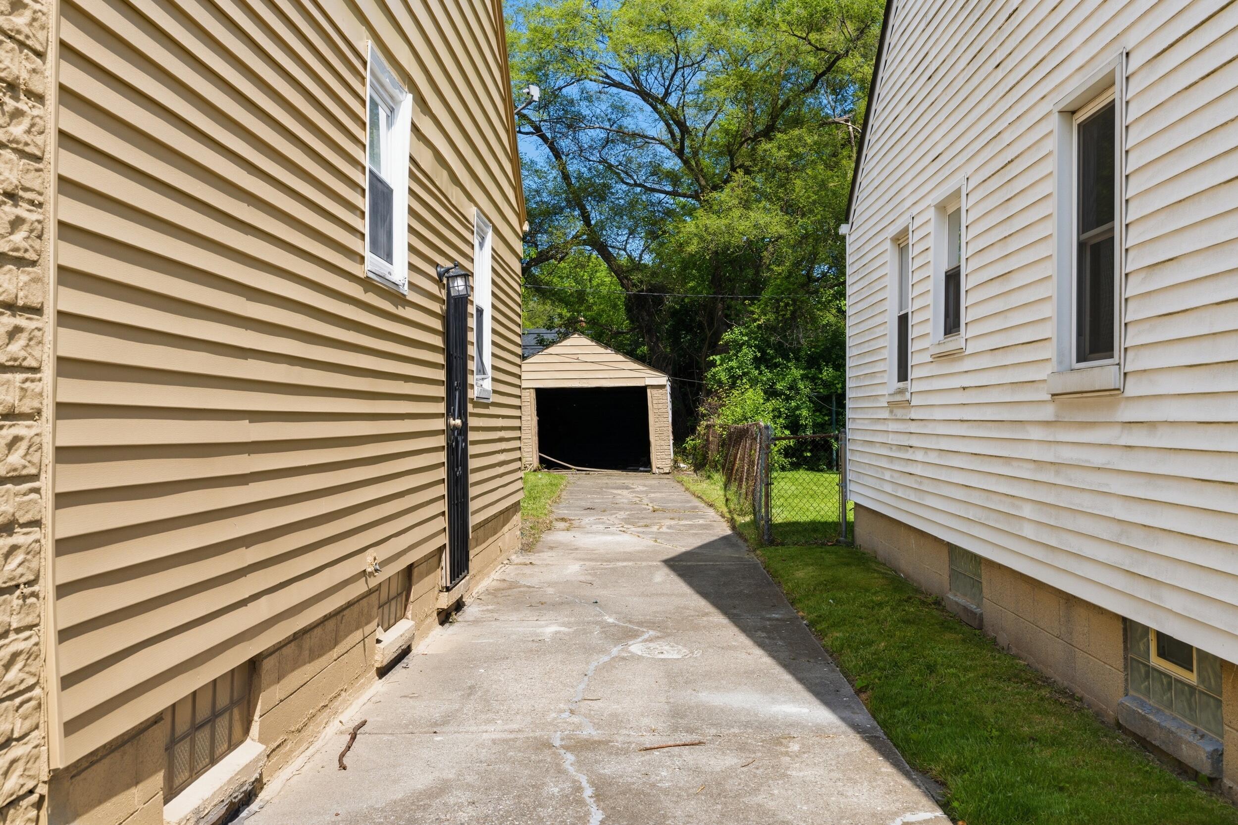 6816 Evergreen Road Detroit, MI 48228 - Photo 26 of 27 garage_001
