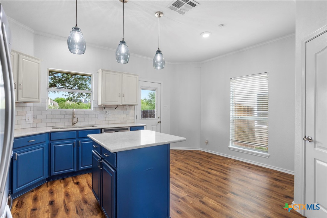 300 Rustic Trail Cibolo, TX 78108 - Photo 8 of 32 Island Kitchen