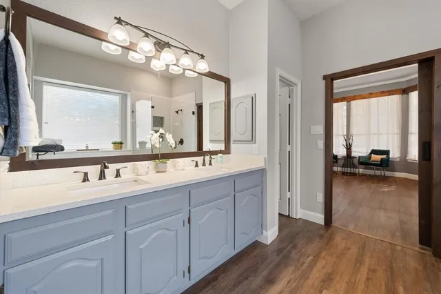 a en suite bathroom with a double vanity sink and a mirror