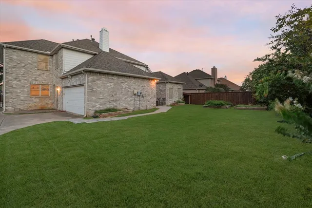 a view of a back yard of the house
