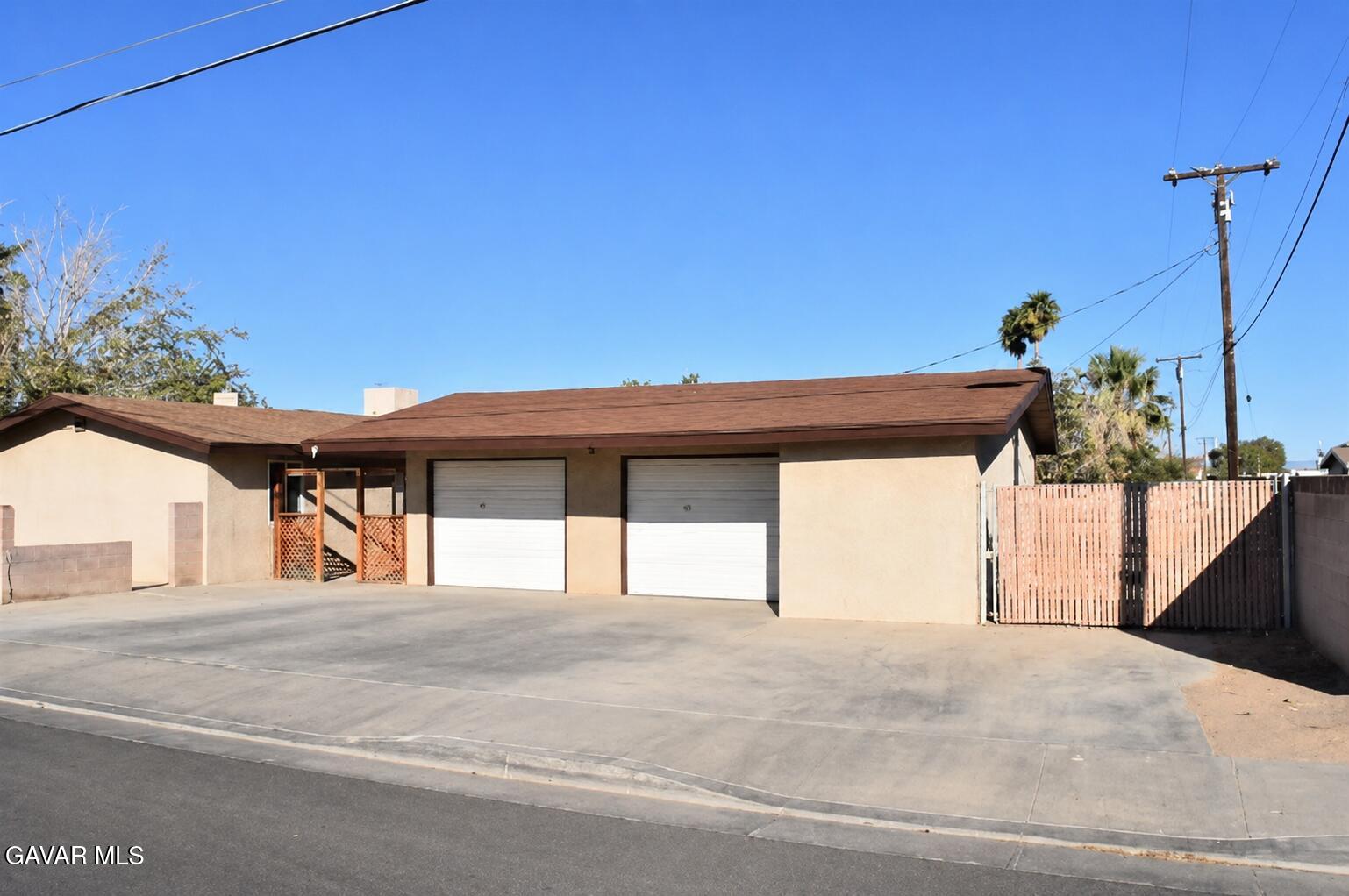 249 West Graaf Avenue Ridgecrest, CA 93555 - Photo 4 of 8 Garage