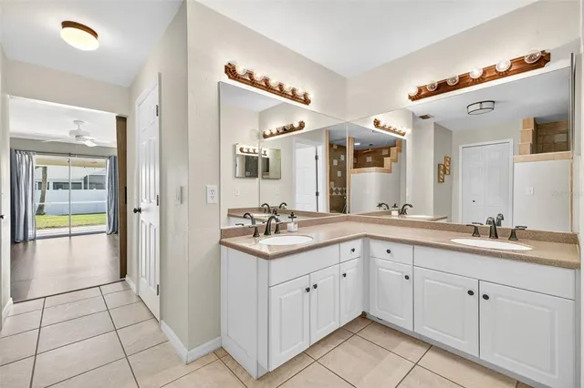 a en suite bathroom with a double vanity sink and mirror