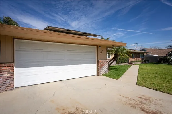 a view of a garage