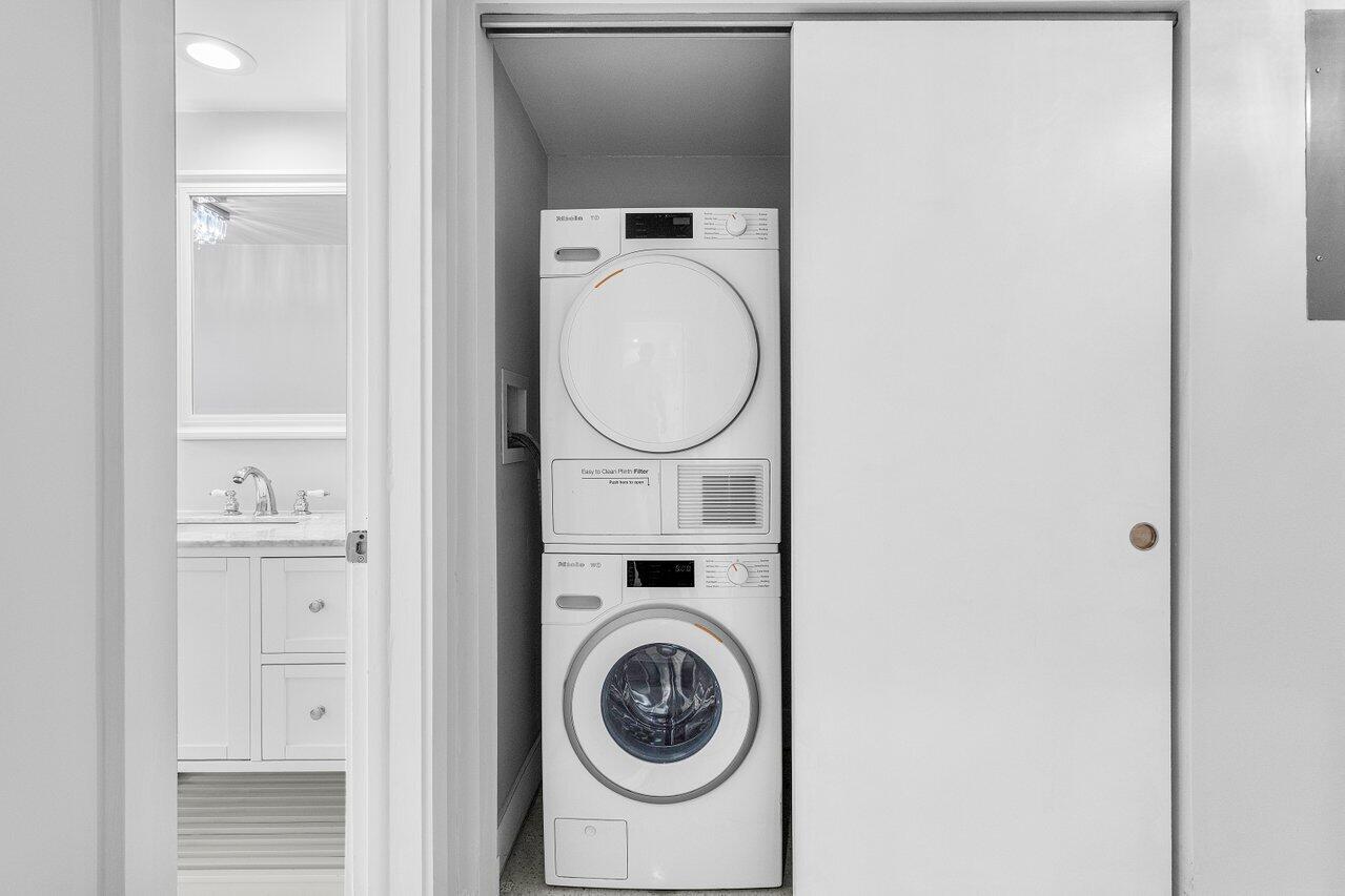 701 Harbour Drive, Unit 103 Boca Raton, FL 33431 - Photo 20 of 39 a bathroom with a toilet and a sink