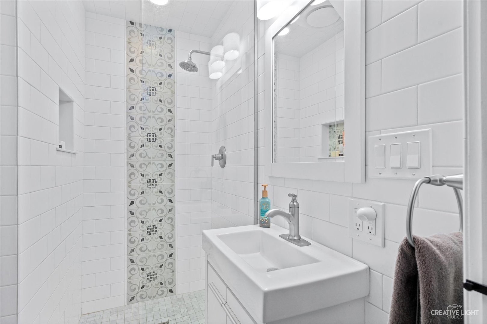 991 Hillcrest Road Elgin, IL 60123 - Photo 16 of 35 a bathroom with a sink a mirror and shower