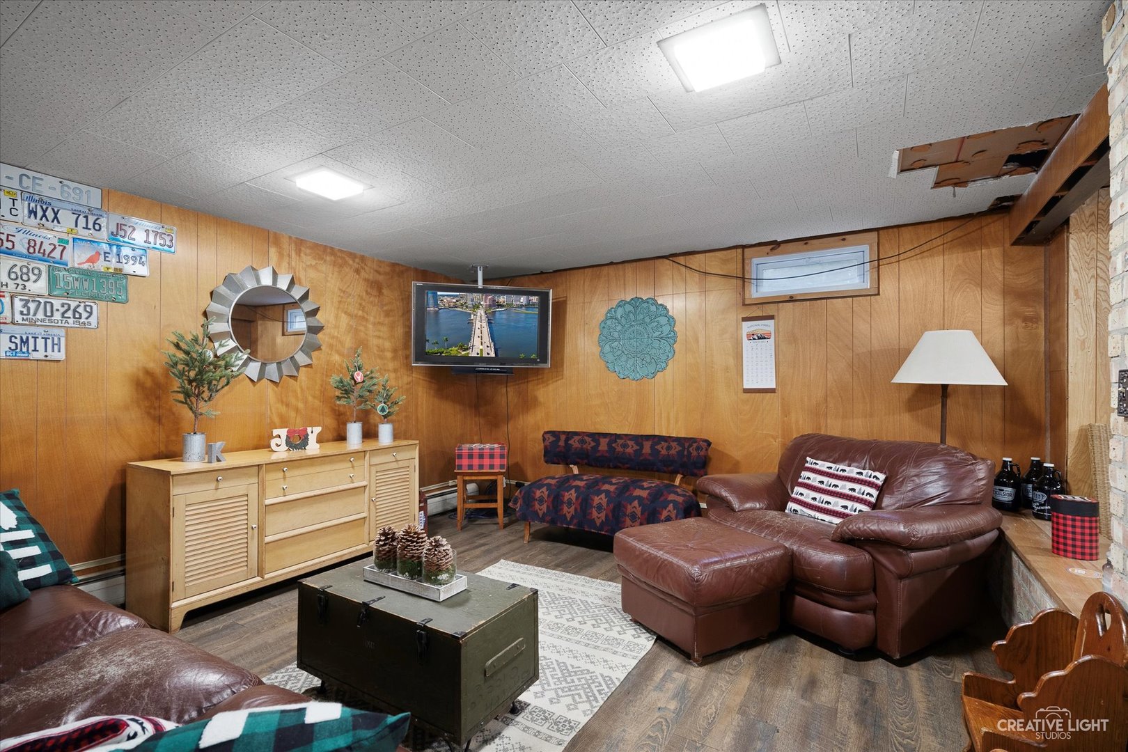 991 Hillcrest Road Elgin, IL 60123 - Photo 24 of 35 a living room with furniture and wall paintings