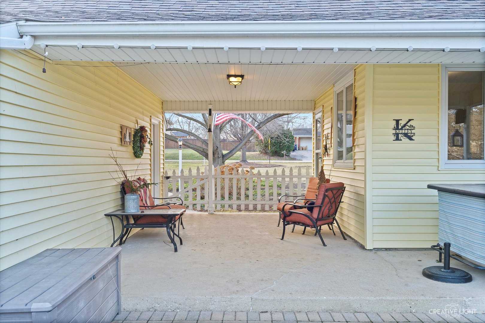 991 Hillcrest Road Elgin, IL 60123 - Photo 27 of 35 a balcony with table and chairs