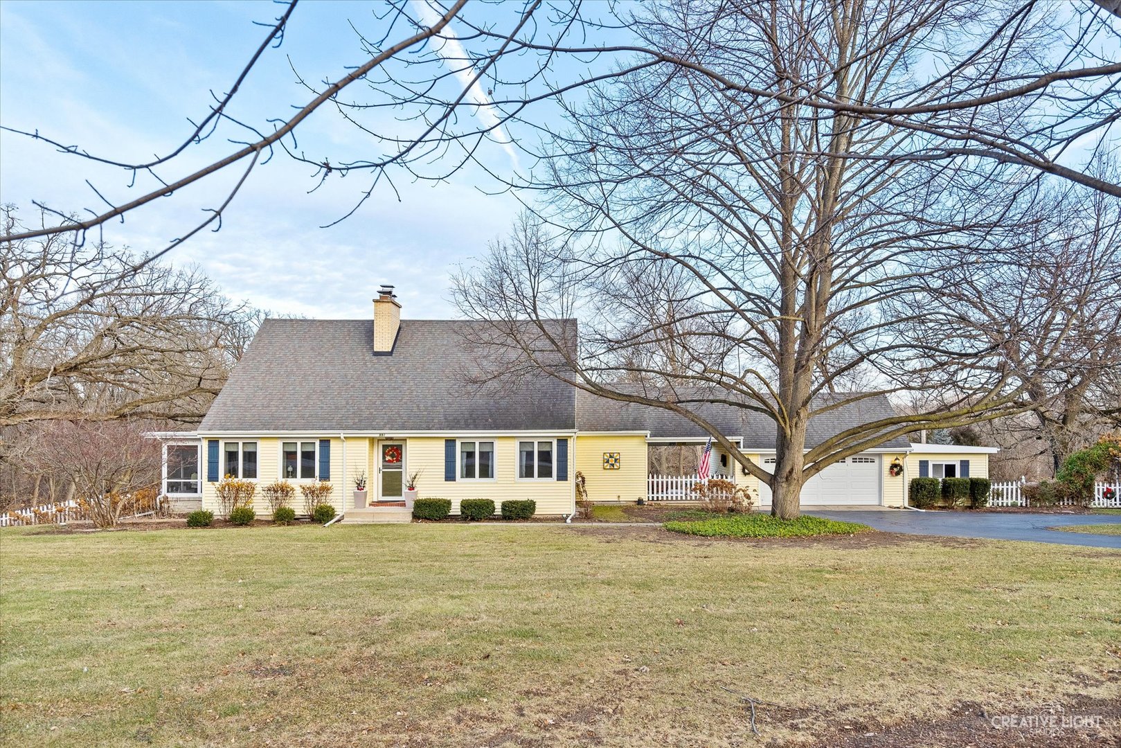 991 Hillcrest Road Elgin, IL 60123 - Photo 3 of 35 a front view of a house with a yard