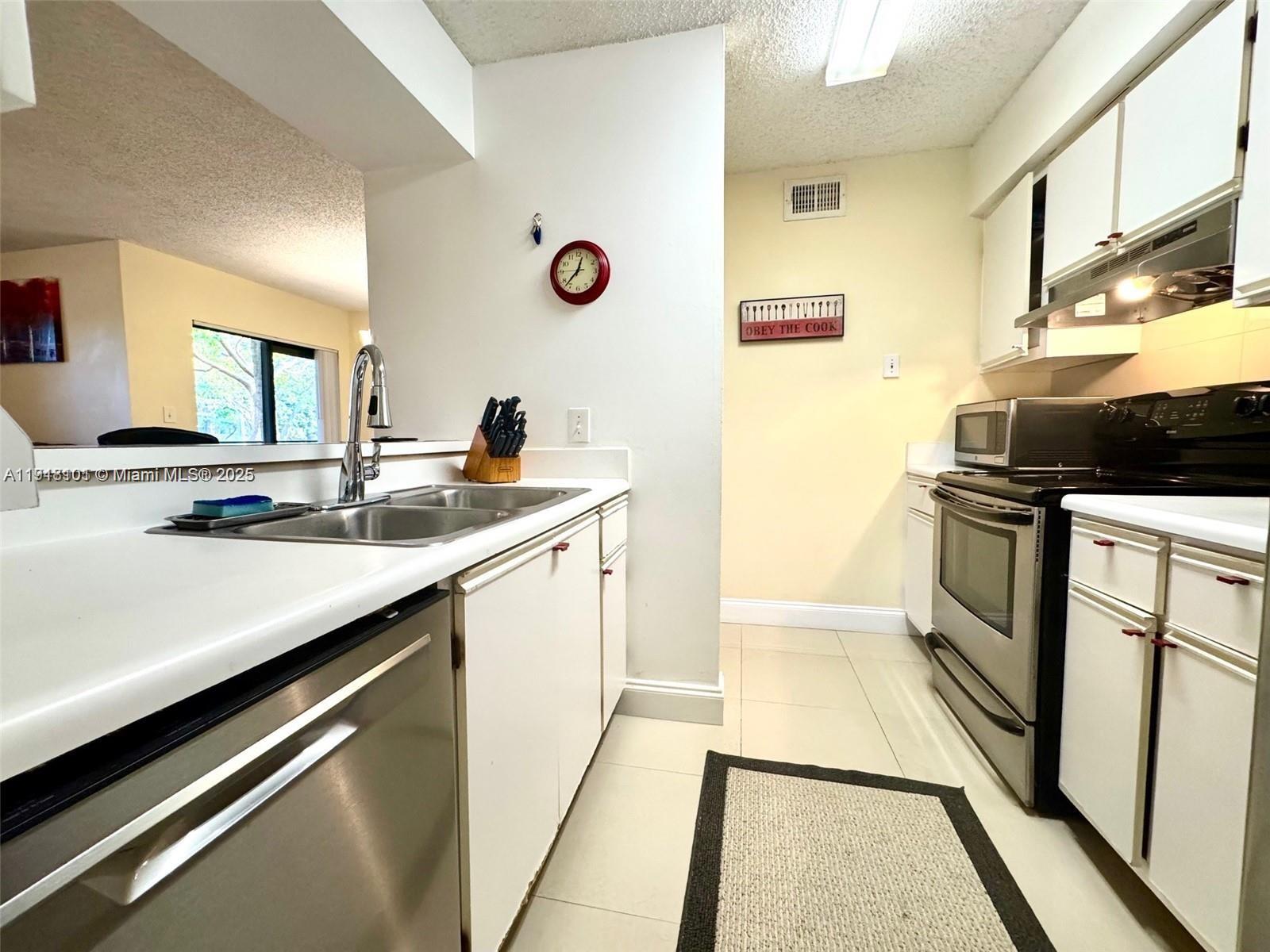 620 South Park Road, Unit 272 Hollywood, FL 33021 - Photo 11 of 23 a kitchen that has a sink and a stove