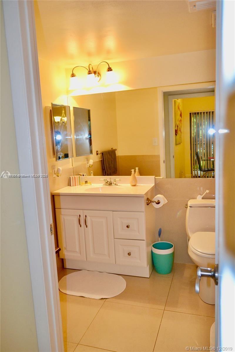 620 South Park Road, Unit 272 Hollywood, FL 33021 - Photo 13 of 23 a bathroom with a sink toilet and mirror