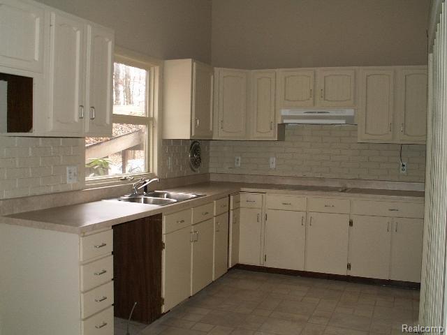 4724 Hawthorne Drive Howell, MI 48843 - Photo 3 of 9 Kitchen