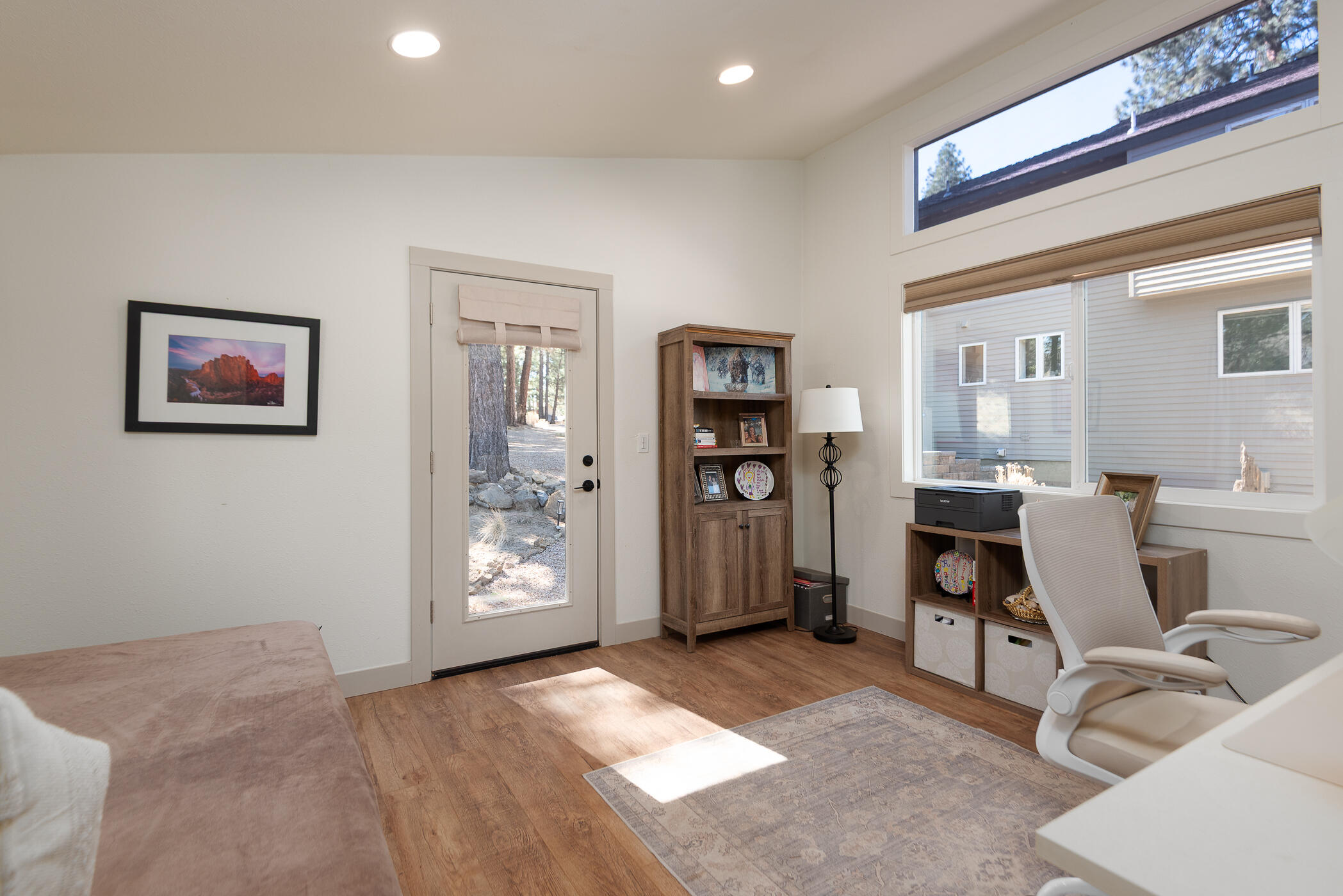 60012 West Ridgeview Drive Bend, OR 97702 - Photo 32 of 55 a view of a livingroom with a workspace