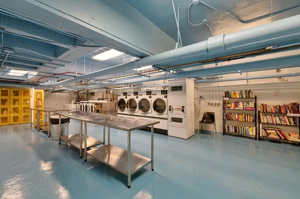 $3,250 | 415 West Aldine Avenue, Unit 9C, Chicago, IL 60657