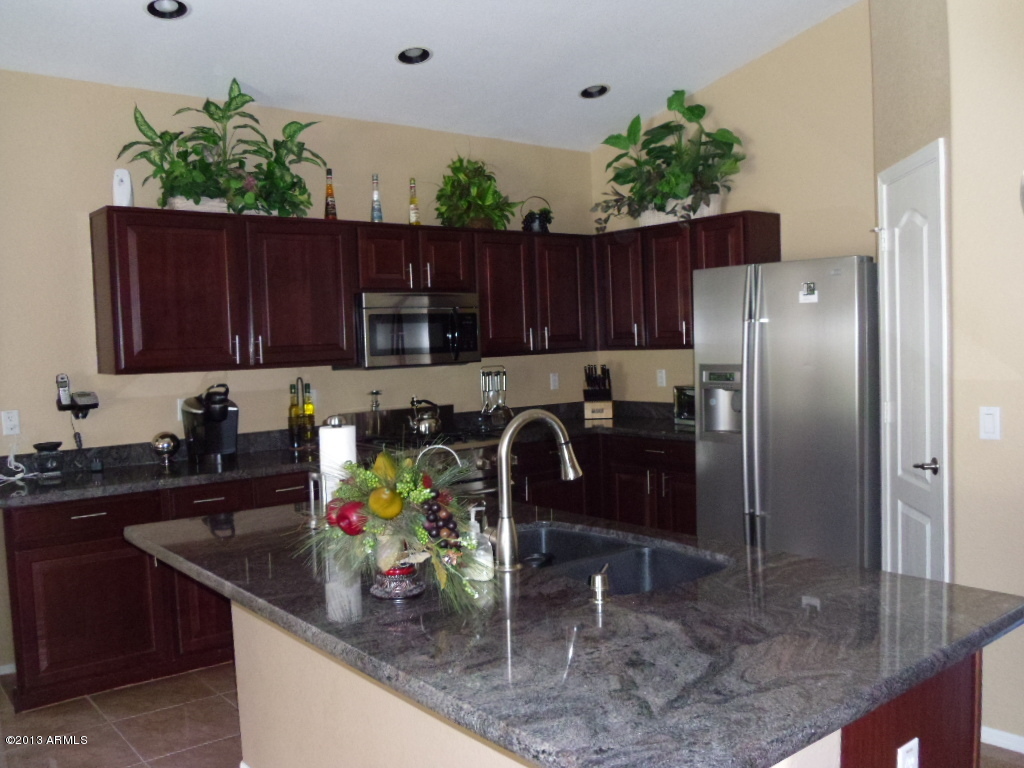 1084 North Martingale Road Gilbert, AZ 85234 - Photo 4 of 33 kitchen