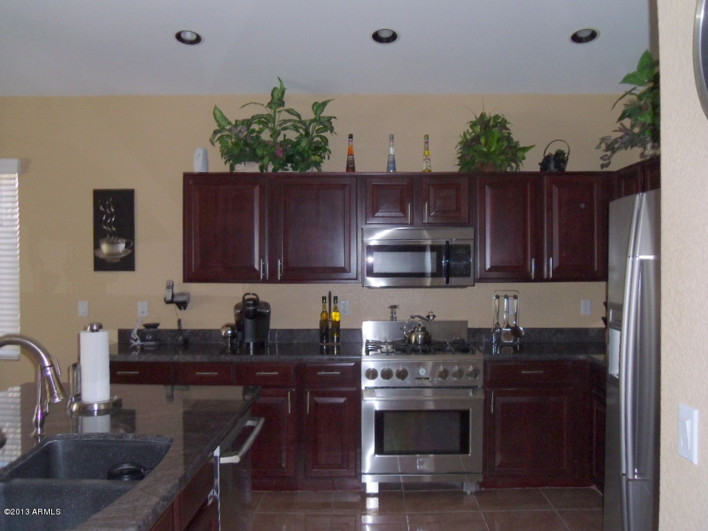 1084 North Martingale Road Gilbert, AZ 85234 - Photo 5 of 33 kitchen