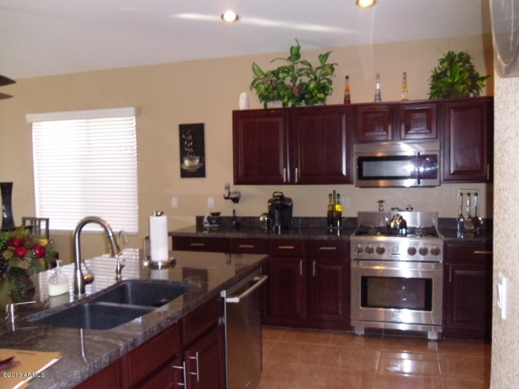 1084 North Martingale Road Gilbert, AZ 85234 - Photo 6 of 33 kitchen