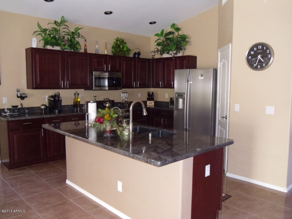 1084 North Martingale Road Gilbert, AZ 85234 - Photo 7 of 33 kitchen