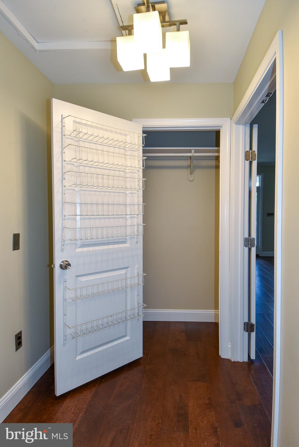 1805 Glenarm Road Edgewater, MD 21037 - Photo 18 of 59 MAIN LEVEL EN-SUITE 2 ENTRANCE AND CLOSET