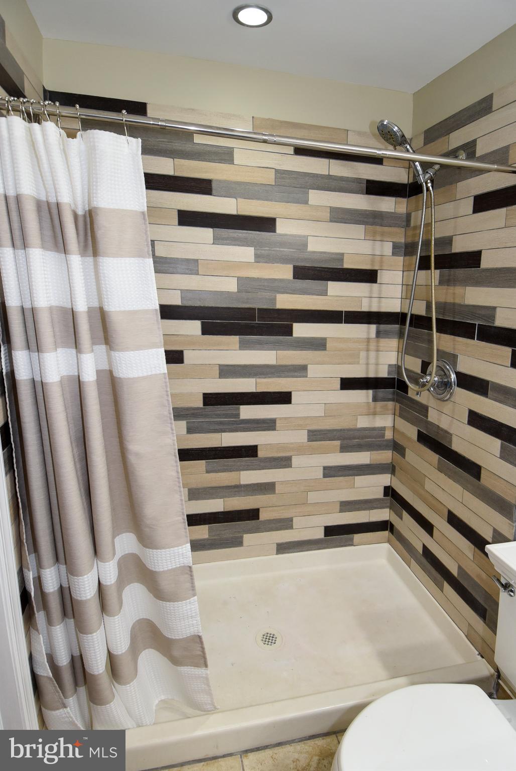 1805 Glenarm Road Edgewater, MD 21037 - Photo 23 of 59 MAIN LEVEL EN-SUITE 2 BATHROOM SHOWER