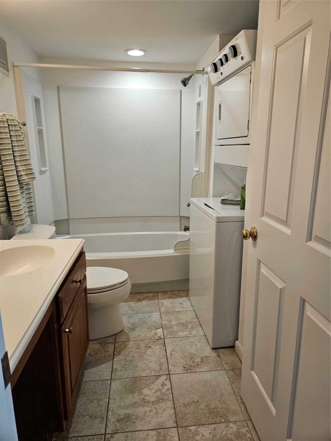 1311 Antoine Drive, Unit 252 Houston, TX 77055 - Photo 13 of 22 a bathroom with a sink a toilet and a bathtub