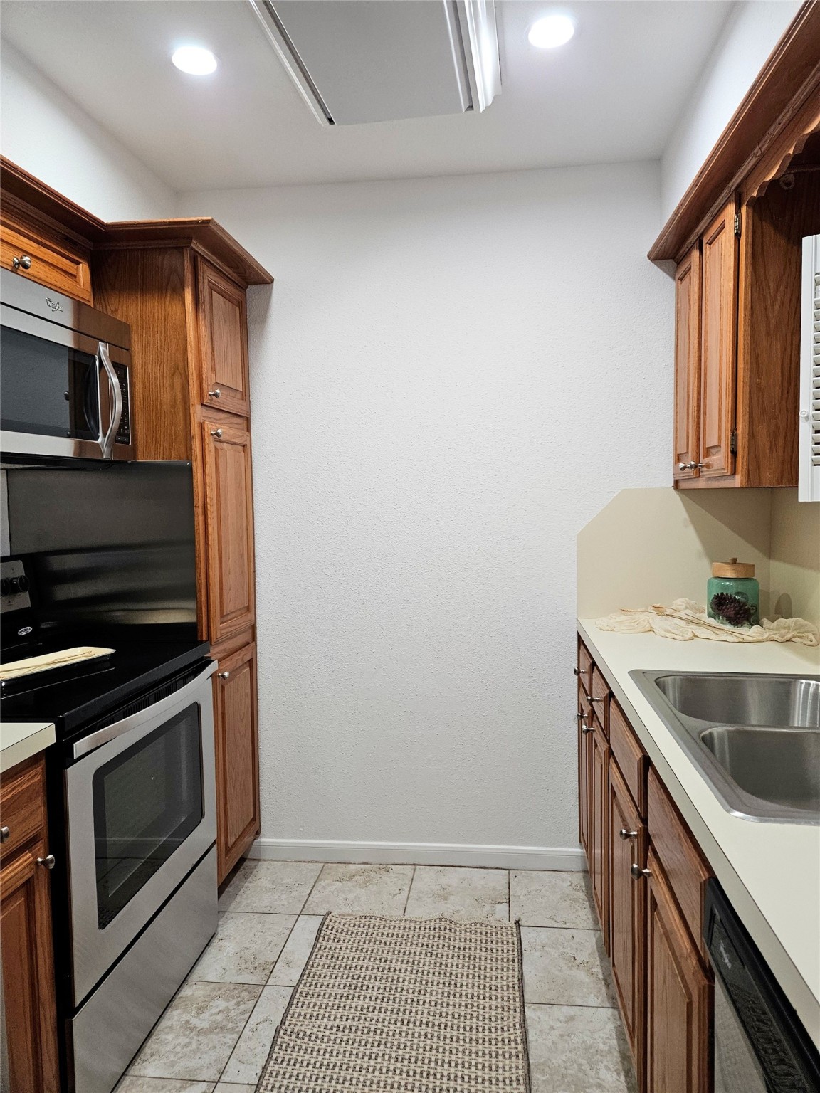 1311 Antoine Drive, Unit 252 Houston, TX 77055 - Photo 10 of 22 a kitchen with a sink and a microwave
