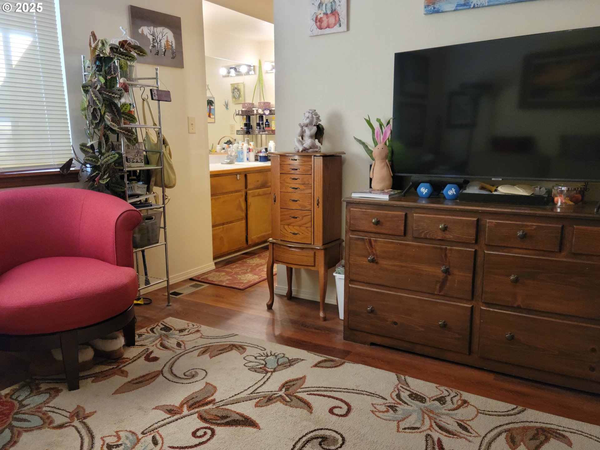 1523 Northwest Thompson Way Grants Pass, OR 97526 - Photo 27 of 39 a living room with furniture and a flat screen tv