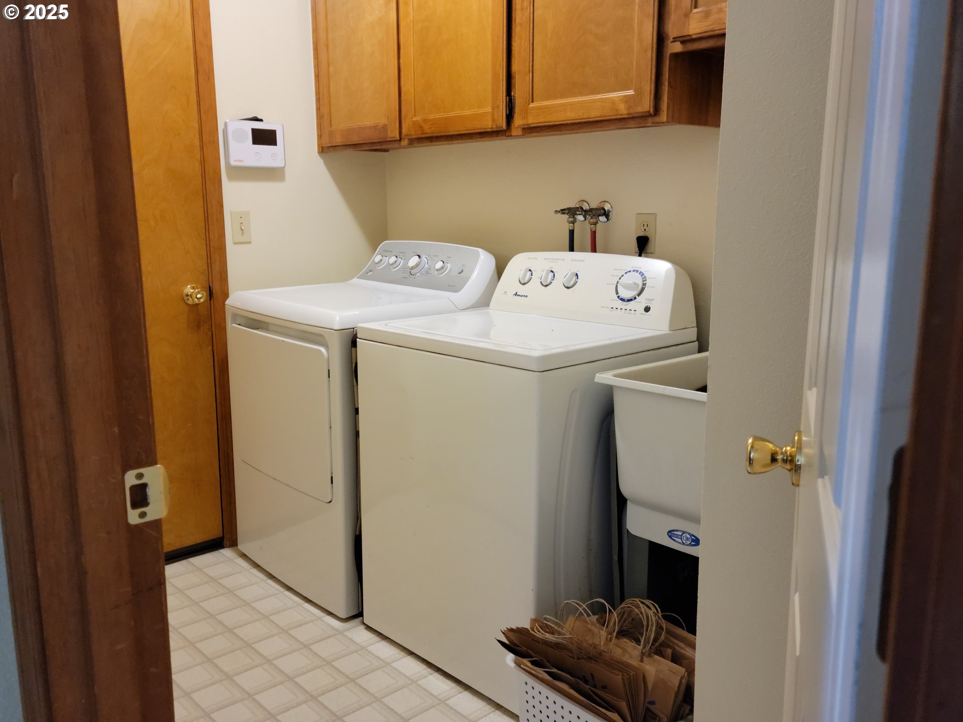 1523 Northwest Thompson Way Grants Pass, OR 97526 - Photo 31 of 39 a utility room with dryer and washer