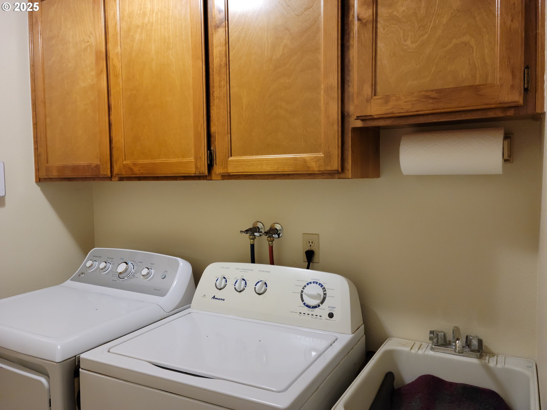 1523 Northwest Thompson Way Grants Pass, OR 97526 - Photo 32 of 39 a utility room with dryer and washer