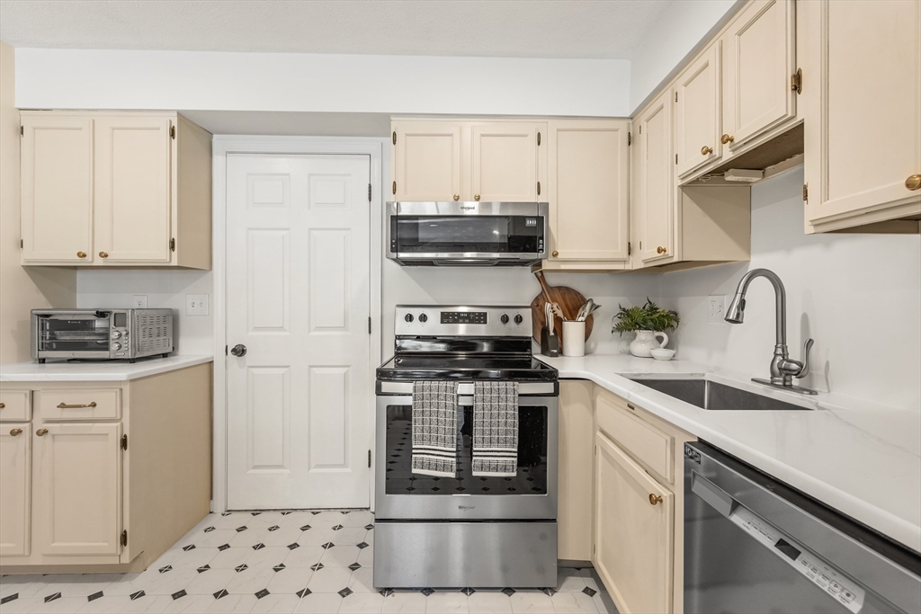 23 Tamarack Lane, Unit 23 Peabody, MA 01960 - Photo 15 of 31