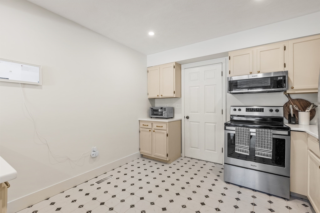 23 Tamarack Lane, Unit 23 Peabody, MA 01960 - Photo 16 of 31