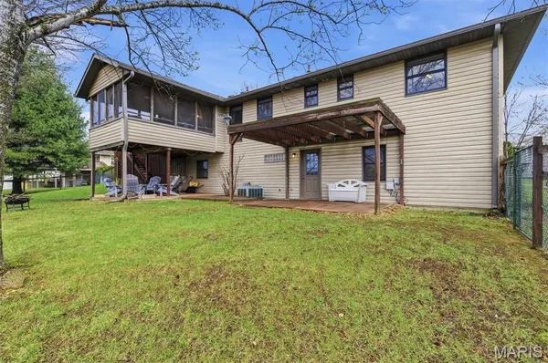 $325,000 | 1013 Sassafras Street, Willow Springs, MO 65793