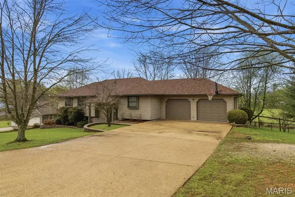 $325,000 | 1013 Sassafras Street, Willow Springs, MO 65793