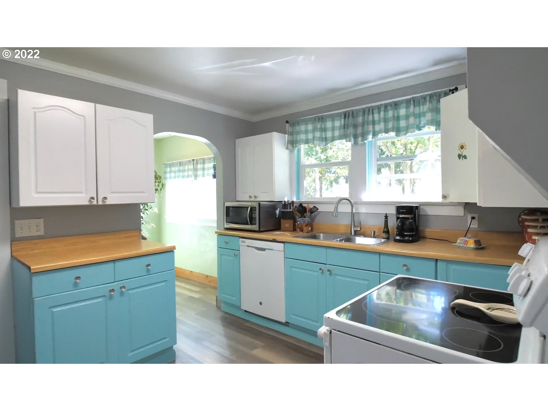 2021 Winston Section Road Winston, OR 97496 - Photo 11 of 31 Kitchen
