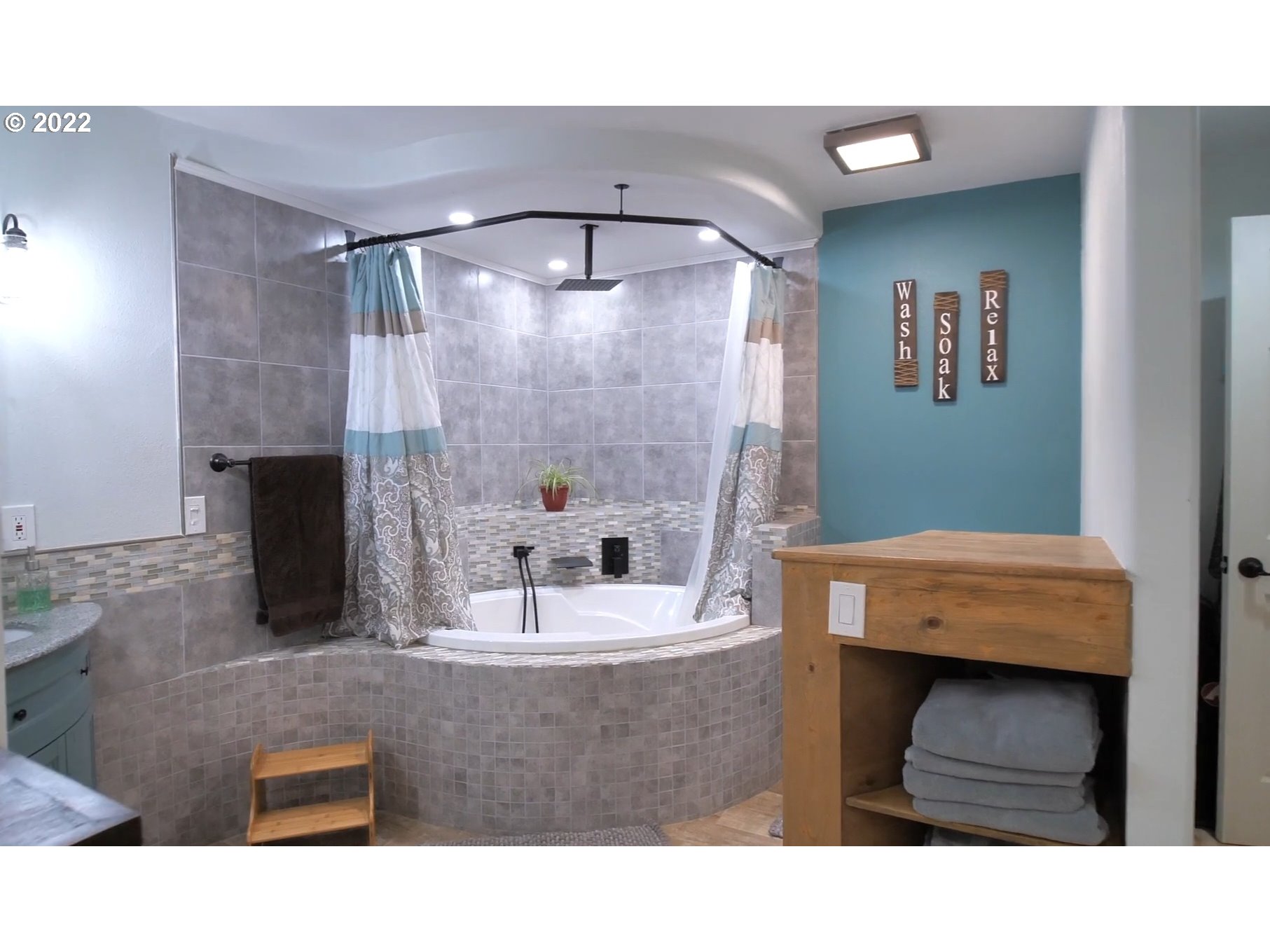 2021 Winston Section Road Winston, OR 97496 - Photo 27 of 31 Owner's Suite Bathroom
